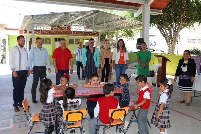 Entrega de mobiliario escolar al Jardín de Niños Profesora Esperanza Gómez de Vega