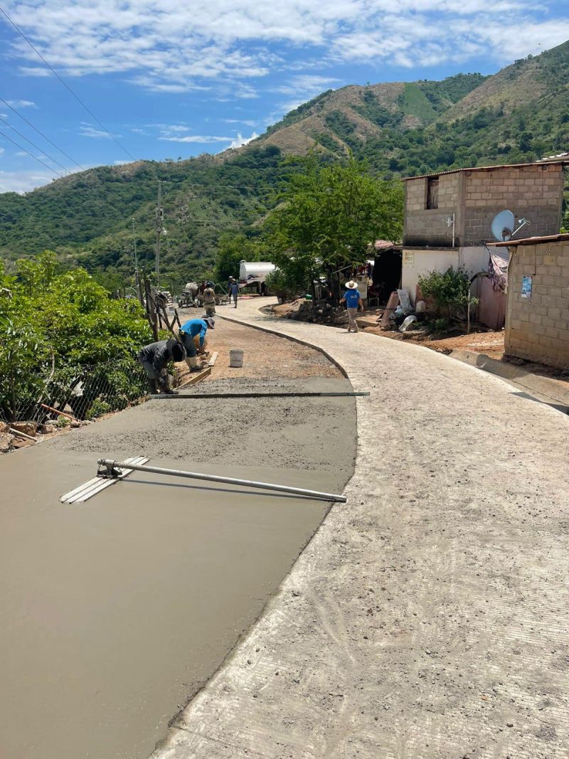 Avance de la pavimentación de concreto hidráulico en la comunidad de El Campanario