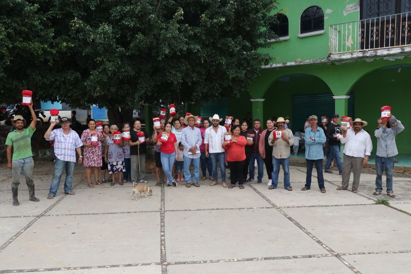 Edder entrega cobertores en varias comunidades de la zona de Sierra de Nanchititla