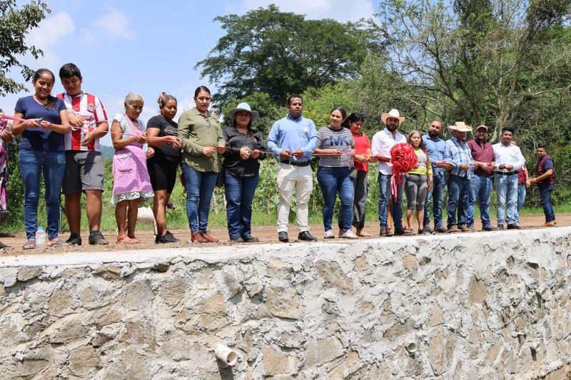 Edder inaugura muro de contención en Santa Rosa