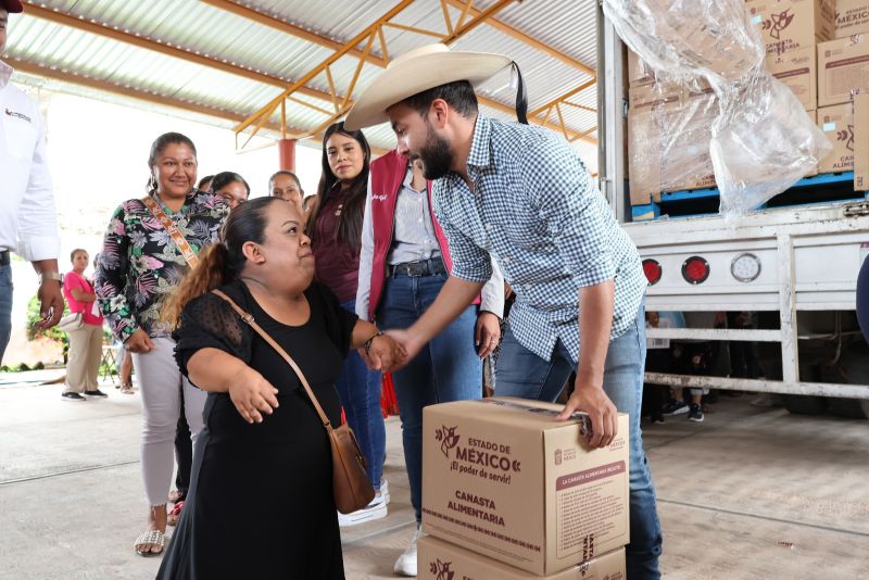 Edder entrega despensas a familias luvianenses