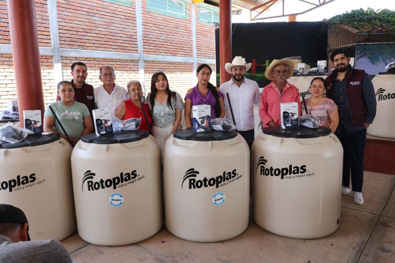 Entregan 80 tinacos, beneficiando igual número de Familias luvianenses.