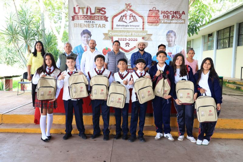 Entrega de útiles escolares en beneficio de nuestra comunidad estudiantil.