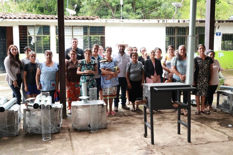 24 familias beneficiadas con Estufas Ecológicas