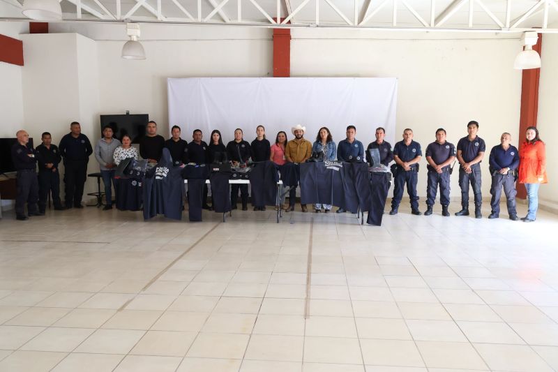 Edder entrega uniformes a Policías Municipales