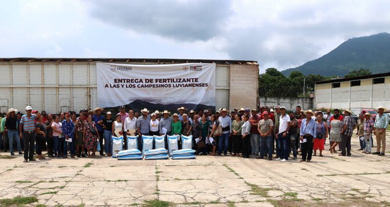 Edder entrega fertilizante gratuito agricultores luvianenses